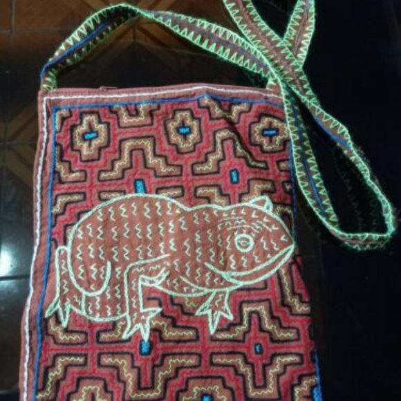 Hand embroidered shipibo ceremonial bag Amazon jungle - Picture 2 of 7